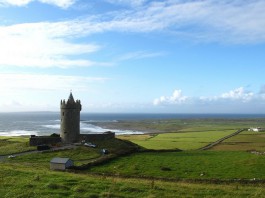 Замок на берегу моря. Ирландия