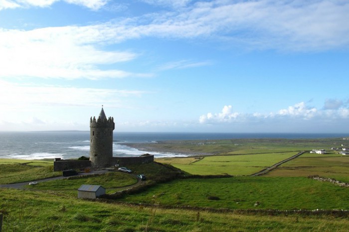Замок на берегу моря. Ирландия