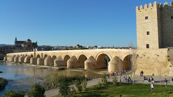Римский мост и башня Калаорра